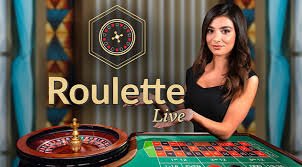 Layar mobile platform acak 77 menampilkan meja baccarat live dengan dealer profesional dan antarmuka HD